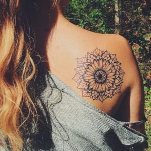 tatuagem feminina nas costas