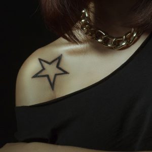 tatuagem no ombro de estrela 2021