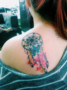 tatuagem no ombro de filtro de sonhos 2021