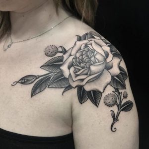 tatuagem no ombro de rosas 2021