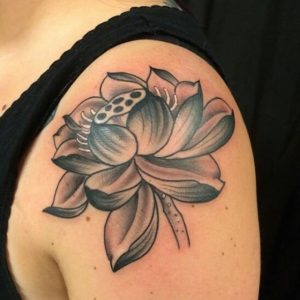 tatuagem no ombro lótus 2021