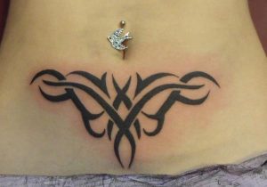 tatuagem tribal feminina na barriga