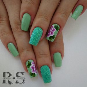 unha decorada verde com flores 3