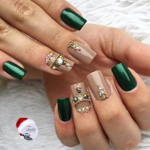 unhas decoradas verdes com joias 2