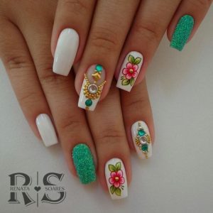 unhas decoradas verdes com joias