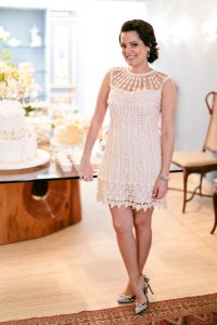 vestido bege de batizado para mãe