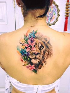 Tatuagem feminina de leão aquarela