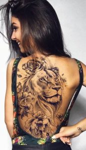 Tatuagem feminina de leão nas costas