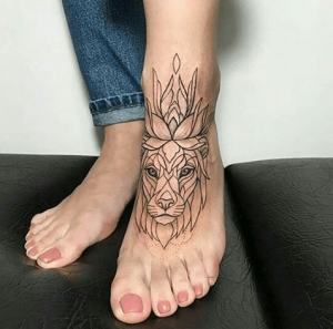 Tatuagem feminina de leão no tornozelo ou pé