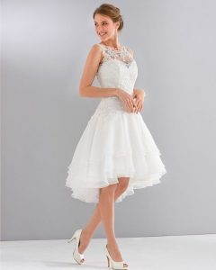 Vestido curto rendado romântico