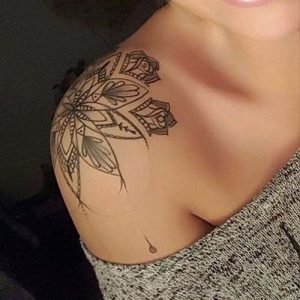 tatuagem feminina com sombreado no ombro