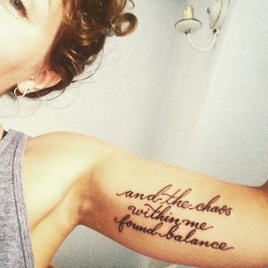 tatuagem feminina de frase no braço