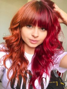 Cabelo colorido de duas cores ondulado
