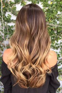 luzes caramelo em cabelo longo