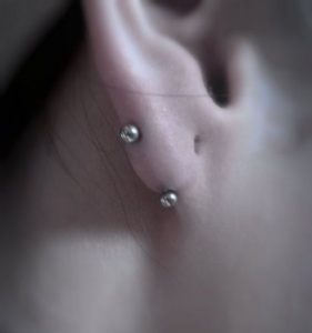piercing na orelha lóbulo vertical