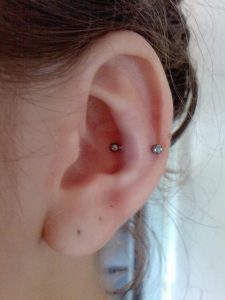 piercing na orelha snug