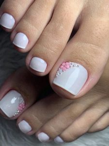 Unhas com pedras (Pinterest)
