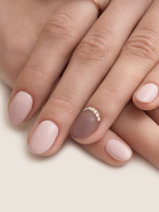 Tendências de unhas decoradas com pedras