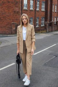 tênis e blazer