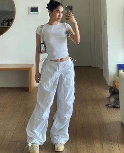 calça-paraquedras-blusa-minimalista