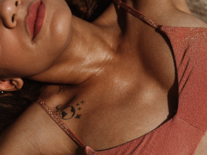 Como prolongar o bronzeado do verão. Foto mulher deitada com a pele bronzeada