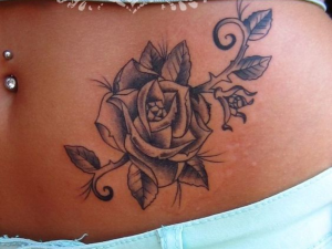 Tatuagem feminina na barriga
