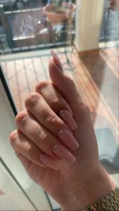 unhas-com-strass-e1677596792556