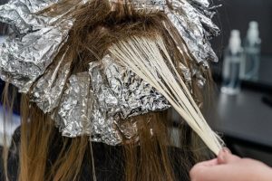 5-erros-que-mulheres-cometem-ao-descolorir-o-cabelo-teste-de-mecha-1024x683