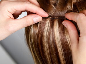 Mega Hair e Outono. Foto mecha de cabelo loira sendo anexada ao cabelo natural