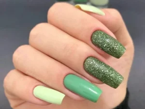 Unhas-verdes-com-glitter-e1681148975313-1024x773