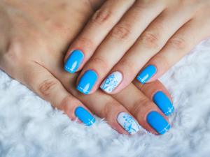Cores-de-esmaltes-que-estao-BOMBANDO-azul-claro-1024x768