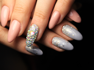 Nail Art Maximalista. Foto unhas com tonalidade rosa, cinza, brilho e pedrarias.