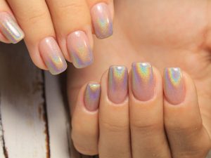 Nail Arts elegantes signo de Capricórnio - unhas holográficas e cor nude