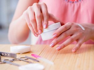 Restaurar-as-unhas-apos-alongamento-acrilico-1024x768