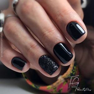 unhas curtas pretas
