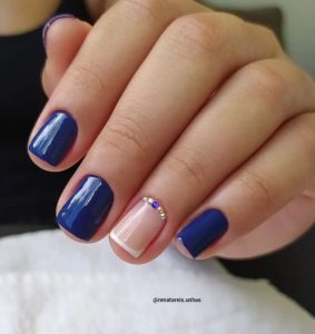 unhas curtas azuis