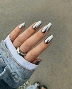 cores de unhas que atraem dinheiro: foto unhas prata metalizada