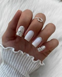 Branco-com-muito-brilho-tambem-remete-ao-luxo-sobre-as-unhas
