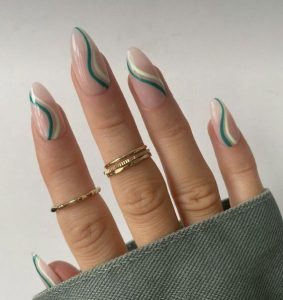 Unhas-claras-com-ondas-coloridas