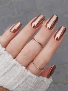 Metalizadas estão entre as imagens de unhas decoradas no outono-inverno