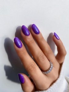 Unhas roxas simples (Pinterest)