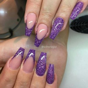 unhas com glitter roxas