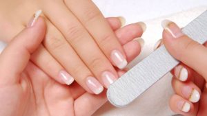 unhas sendo lixadas