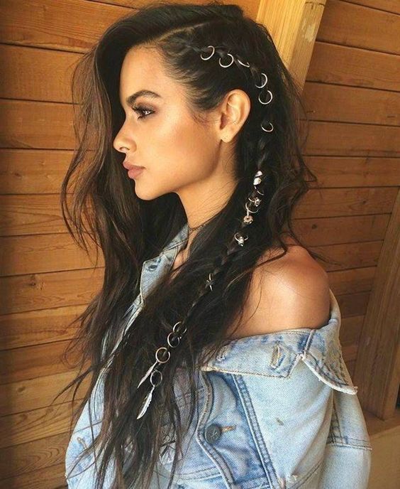 Lollapalooza 2024 com cabelo semipreso com argolas