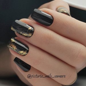 Unhas-pretas-decoradas-com-dourado