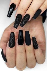 Unhas-pretas-decoradas-com-glitter-sao-poderosas