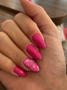 cropped-Uma-unica-unha-marmorizada-com-cores-fortes-e-vibrantes.jpg