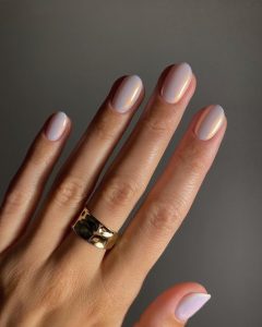 Esmalte branco leitoso, marca desconhecida (Pinterest)