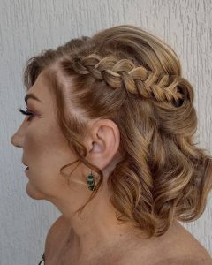 Idosa com trança lateral e cabelo semipreso