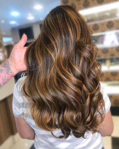 Mechas morenas douradas (Pinterest).